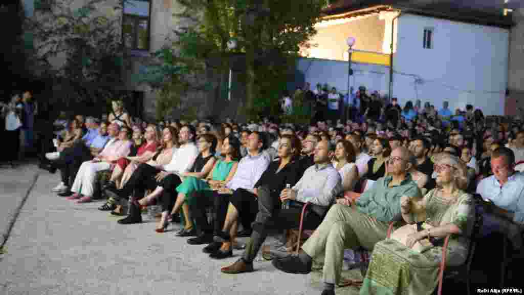 Në ceremoninë hapëse morën pjesë filmbërës nga e mbarë bota dhe personalitete të ndryshme nga Kosova.&nbsp;