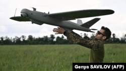 Український військовослужбовець готується до запуску розвідувального БПЛА «Лелека» на позиції в Донецькій області 27 червня 2023