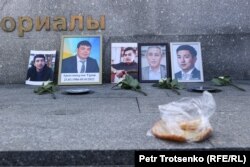 Фотографии погибших во время Январских событий. Рядом лежит шелпек — поминальная лепёшка. Алматы, 5 января 2024 года