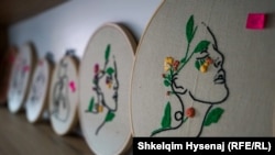 Vepra artistike të qëndisura nga të mbijetuarat e dhunës në familje në Qendrën për Mbrojtjen e Nënës dhe Fëmijëve në Prishtinë.