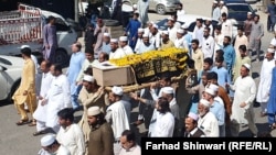 خيبر کې د جون پر ۱۹مه خبریالان او ځايي اوسېدونکي د خلیل اپرېدي تابوت لېږدوي.