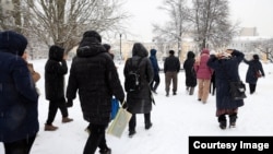 Кыргызстандын Москвадагы элчилигине, ИИМдин Орусиядагы өкүлчүлүгүнө бараткан мигранттар