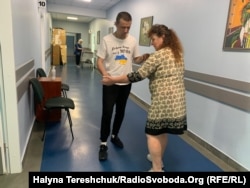 Мама допомагає синові щодня