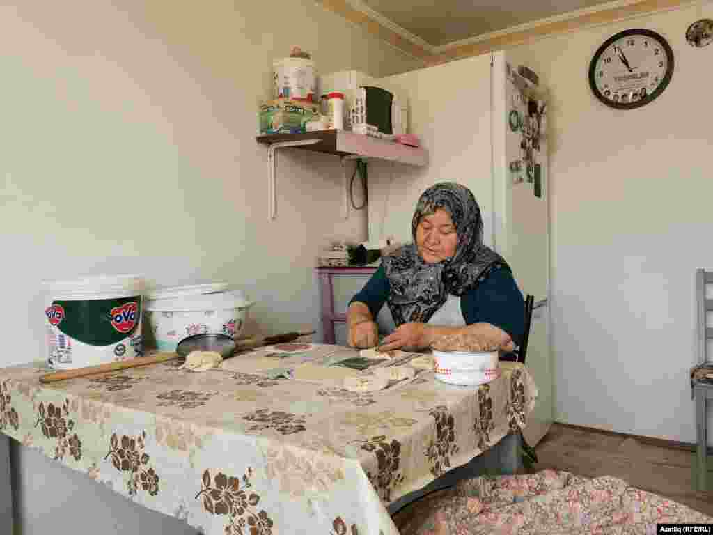 Ул пәрәмәч пешерә. Бөгрүделиктә аны "пәрәмәц" дип йөртәләр.