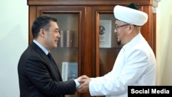 Президент Садыр Жапаров жана мусулмандар дин башкармалыгынын муфтийи Абдулазиз Закиров. 