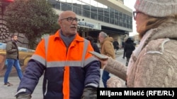 Rama Kruezi radi u Gradskoj čistoći u Beogradu za RSE kaže da se u 2024. "nada boljem životu", Beograd, 29. decembar 2023.