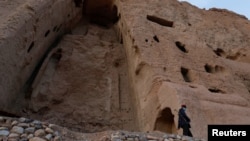 Un soldat păzește ruinele unei statui vechi de 1500 de ani a lui Buddha, distrusă în 2001 de regimul talibanilor, la Bamian, Afghanistan. 