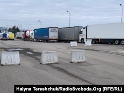 Вантажівки у пункті пропуску Шегині стоять годинами