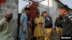 د پاکستان پوليس په کراچۍ کې د يو افغان کډوال اسناد ګوري ـ انځور له ارشيفه