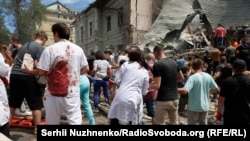 Поранений медик допомагає розбирати завали на місці влучання ракети в дитячу лікарню «Охматдит», Київ, 8 липня 2024 року
