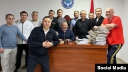 Кемпир-Абад иши боюнча айыпталып тергөө абагында жаткандар. Мунун ичинен Бектур Асанов гана тил кат менен бошотулган. Калган айыпталуучулар үй-камагында.