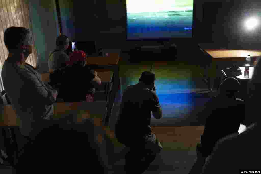 Instructorul face o demonstrație,&nbsp; țintind un ecran cu un&nbsp; AK-47 de antrenament. Șcerbina spune că motivul pentru care majoritatea celor care s-au înscris la instruire sunt femei este că un număr mare de bărbați se află deja pe front.