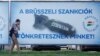 Билборди во Будимпешта на кои пишува „Санкциите на Брисел нè уништуваат!“, а санкциите на ЕУ се прикажани како бомба, октомври 2022 година