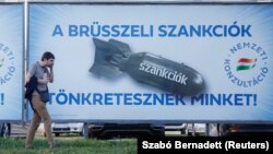 Билборди во Будимпешта на кои пишува „Санкциите на Брисел нè уништуваат!“, а санкциите на ЕУ се прикажани како бомба, октомври 2022 година