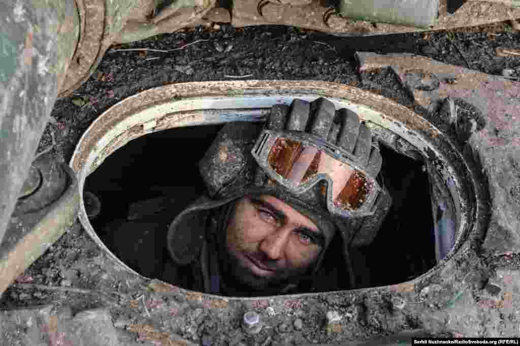 Ігор, 31 рік, водій-механік танка 10-ї окремої гірсько-штурмової бригади &laquo;Едельвейс&raquo; на бойових позиціях. Донеччина, березень 2023 року. Саме 6 грудня 1919 року розпочався Перший зимовий похід&nbsp;&ndash; партизанський рейд з'єднань Армії Української Народної Республіки (УНР) тилами денікінських та більшовицьких військ. Ця&nbsp;операція тривала рівно п&rsquo;ять місяців (до&nbsp;6 травня 1920 року). А розпочалася вона, коли українські війська опинилися в&nbsp;оточенні трьох ворожих армій&nbsp;&ndash; Червоної, Добровольчої та&nbsp;польської