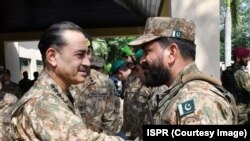 د پوځ مشر جنرال سید عاصم منیر (له کیڼ لوري لومړی) له سرتېرو سره ګوري - پخوانی انځور.