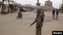 په ډېره اسماعیل خان کې یو پوځي سرتېری د پهرې پر مهال - پخوانی انځور. 