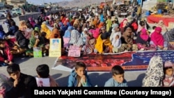 د بلوچستان په منګوچار کې خلک د جبري لادرکيو پر ضد د مظاهرې په حال کې 