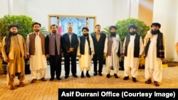 د جولای پر لومړۍ نېټه د ذبیح الله مجاهد په مشرۍ د طالبانو پلاوی د پاکستان له ځانګړي استازی اصف دراني سره په دوحه کې.