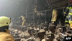 რუსეთის მეხანძრე-მაშველები „კროკუს სიტი ჰოლში“, დამწვარ დარბაზში. 23 მარტი, 2024 წ.