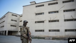 د افغانستان یو زندان او پکې ولاړ طالب ساتونکی - ارشیف 