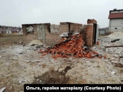 Видно вирву після прильоту снаряду