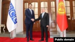 Иан Борч жана Жээнбек Кулубаев.