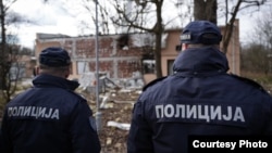 Istragu uzroka nesreće u pogonu fabrike Trajal u Kruševcu najavili su uprava preduzeća, Ministarstvo unutrašnjih poslova (MUP) i Ministarstvo odbrane Srbije (na fotografiji: pripadnici MUP-a Srbije na mestu nesreće, Kruševac, 16. januara 2024.)