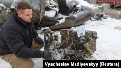 Un anchetator ucrainean arată părți ale unei rachete despre care autoritățile de la Kiev cred că a fost fabricată în Coreea de Nord și a fost utilizată într-un atac la Harkov, în ianuarie 2024. 