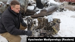 Представник прокуратури показує уламки ракети, яка, на думку правоохоронців, була виготовлена в Північній Кореї та використана під час удару по Харкову 6 січня 2024 року