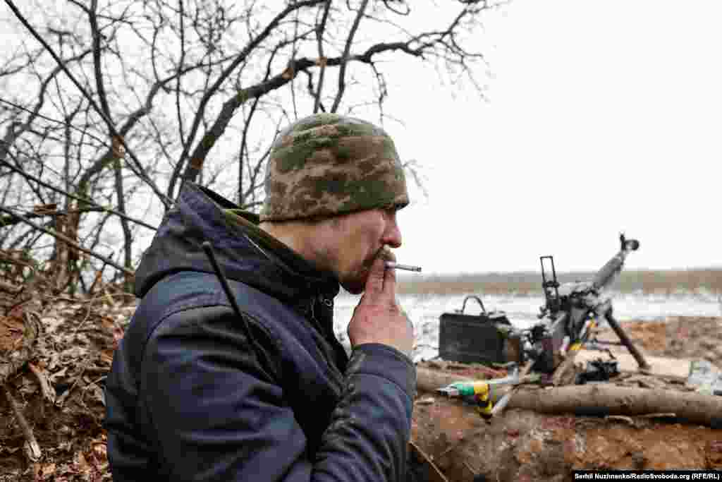 Кулеметник Олександр із позивним &laquo;Доля&raquo;. Перекур біля бойової позиції, що неподалік від&nbsp;Соледару&nbsp;Донецької області, 14 січня 2023 року. &laquo;Доля&raquo; йде до кулеметної точки та прострілює довірену йому ділянку, щоб перешкодити руху сил супротивника. Після серії коротких черг &laquo;Доля&raquo; тягнеться за цигаркою, закурює і розповідає: &laquo;Ми он із тієї посадки відходили 2,5 години. З боєм. 1200 метрів йшли 2,5 години. Я мав шість магазинів, набитих патронами, ще в кишенях &nbsp;&ndash; розсипом. Йшли і відстрілювалися. Вже пізніше, коли потрапив на базу, то побачив, що у магазині залишився один патрон, ще один &ndash; у патроннику. Витратили усе, що мали&raquo;. До війни Олександр був комірником у торговельному центрі, після мобілізації&nbsp;&ndash; піхотинець в окремому гірсько-штурмовому батальйні 10-ї окремої гірсько-штурмової бригади &laquo;Едельвейс&raquo;&nbsp;
