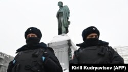 Полицейские на улицах Москвы, Россия. Архивное фото