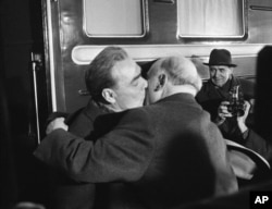 Генеральний секретар компартії СРСР Леонід Брежнєв, окрім окупації Чехословаччини і переслідування дисидентів, також комічно увійшов в історію як шанувальник довгих поцілунків із керівниками так званих «братніх держав соціалістичного табору». На фото Брежнєв цілується із компартійним лідером Болгарії Тодором Живковим. 6 травня 1968 року