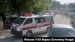 په باجوړ کې یو امبولانس تر چاودنې وروسته ژوبل کسان روغتون ته لېږدوي - انځور له ارشیفه.