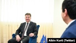 I dërguari i Bashkimit Evropian për dialogun Kosovë-Serbi, Mirosllav Lajçak, gjatë një takimi në Prishtinë me kryeministrin e Kosovës, Albin Kurti. 