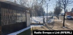 Një dyqan i mbyllur në Leposaviq.