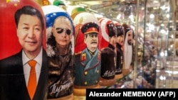 Набор матрешек с изображением Си Цзиньпина, Владимира Путина, Иосифа Сталина и других персонажей в туристическом магазине на Старом Арбате. Москва, лето 2025 года