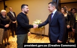 У Президент України Володимир Зеленський і президентом Еквадору Даніель Нобоа (праворуч). Буенос-Айрес, Аргентина, 10 грудня 2023 року