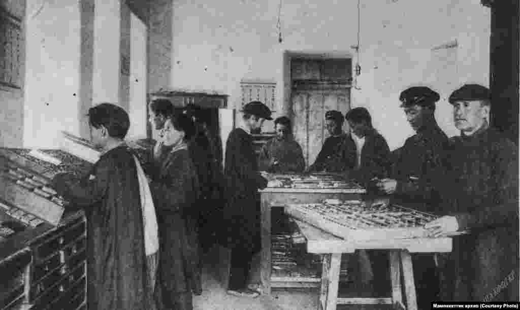 "Жаңы маданият жолунда" гезити 1928-жылдан тартып кириллица алфавити менен чыга баштаган. Сүрөттө кыргыз алфавити өзгөрүп жаткан учур тартылган. Фрунзе шаары. 1928-жыл.