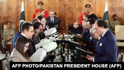 د پاکستان ۱۹ کسیزه کابینې د مارچ پر ۱۱مه لوړه وکړه. 