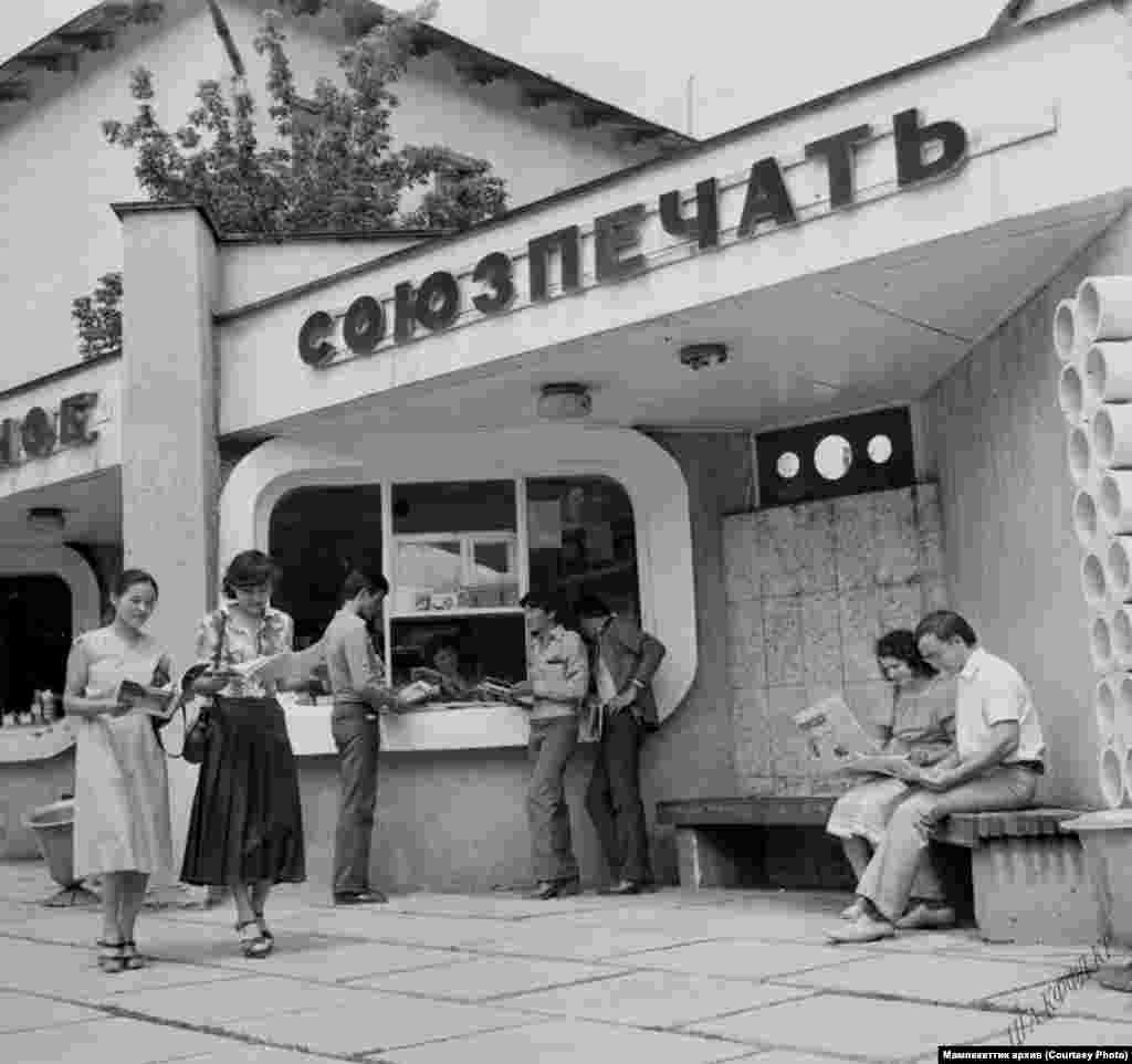 Ленин проспекти (Азыркы Чүй проспектиcи) менен Совет көчөсүнүн (азыркы Ж.Абдрахманов көчөсү) кесилишиндеги "Союзбасмасынын" күркөсү. 1981-жыл.&nbsp; &nbsp;
