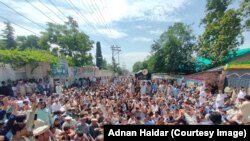 احتجاج کونکي د لاسونو په پورته کولو سره په سیمه کې د امنیت غوښتنه کوي