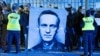 Орусиянын Варшавадагы элчилигинин алдында Алексей Навальныйдын сүрөтүн көтөрүп чыккандар. Польша, 16-февраль, 2024-жыл. 
