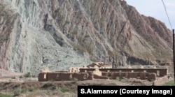 Кытайдын Манас дарыясынын жээгиндеги короо урандылары. 05.7.2012.