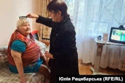 Олена з мамою