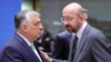 Kryeministri i Hungarisë, Viktor Orban (majtas), duke folur me presidentin e Këshillit Evropian, Charles Michel, në një samit të BE-së në Bruksel,  më 23 mars 2023.