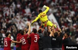 Катар курамасынын дарбазачысы Мешаал Баршам пенальти тебүүдө өзбек футболчулары Рустамжон Ашурматовдун, Зафармурод Абдирахматовдун жана Жалолидин Машариповадун голдорун тосуп чыкты.