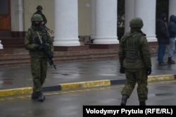 Озброєні люди у камуфляжі (як стало відомо згодом – російські військові) блокують Міжнародний аеропорт «Сімферополь», 28 лютого 2014 року