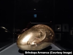 Muza, una dintre cele o sută de lucrări din expoziția „Brâncuși: surse românești și perspective universale”.