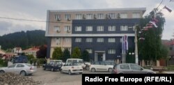 Pjesëtarë të Policisë së Kosovës shihen pranë ndërtesës së Komunës së Leposaviqit.